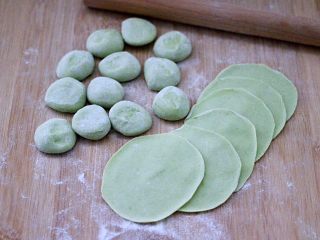 15、海兔韭菜木耳鸡蛋饺子,松弛好的面团，揉匀后搓成长条，揪成大小一致的剂子，摁扁后用擀面杖擀成圆形薄面皮。