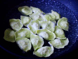 18、海兔韭菜木耳鸡蛋饺子,锅中倒入适量的清烧开后，放入包好的饺子，大火煮沸后，点少许清水，反复3次，看见所有的饺子都漂浮在水面上即可。