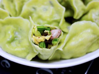 19、海兔韭菜木耳鸡蛋饺子,鲜掉眉毛又营养的海兔木耳韭菜鸡蛋饺子就出锅了，吃上一个真的是爽歪歪，我一个人干掉一盘还没吃够。