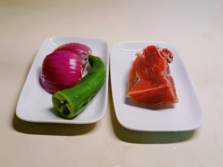 1、黑胡椒牛柳,食材准备好