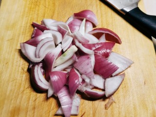 2、黑胡椒牛柳,洋葱切块