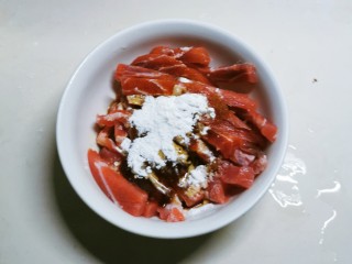 5、黑胡椒牛柳,放入淀粉 1勺蚝油 十三香粉 1勺生抽 反复抓拌 备用