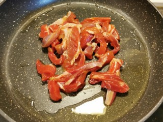 9、黑胡椒牛柳,再起油锅 放入牛肉  小火翻炒