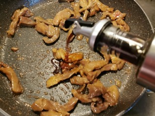 11、黑胡椒牛柳,放入生抽