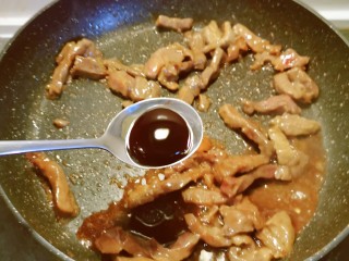 12、黑胡椒牛柳,放入蚝油翻炒