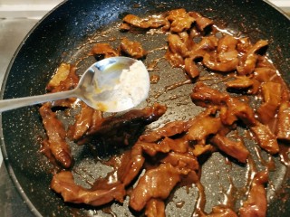 13、黑胡椒牛柳,放入鸡粉翻炒