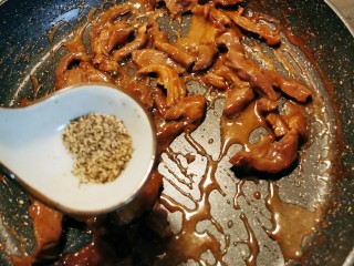 14、黑胡椒牛柳,放入黑胡椒粒