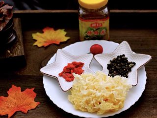 1、双色枸杞银耳桂花羹,备齐所有食材;干银耳、黑枸杞、枸杞和桂花蜜