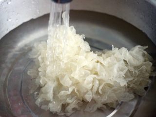 3、双色枸杞银耳桂花羹,泡发好的银耳用自来水冲洗干净后