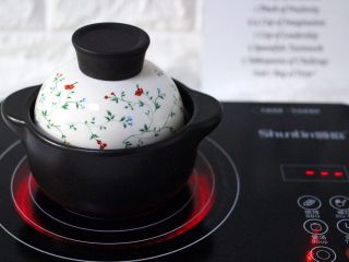 6、双色枸杞银耳桂花羹,盖上锅盖大火煮沸后转小火炖煮1个小时左右