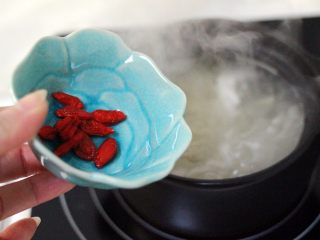 9、双色枸杞银耳桂花羹,再加入枸杞粒