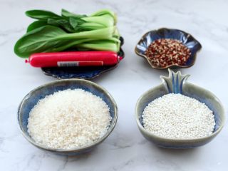1、三色藜麦青菜饭团,首先备齐所有的食材。