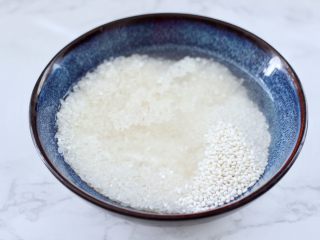 2、三色藜麦青菜饭团,大米和糯米提前洗净浸泡半小时。