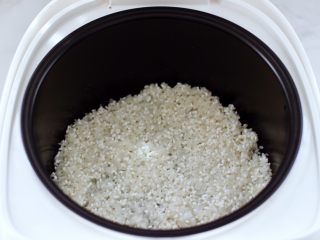 3、三色藜麦青菜饭团,浸泡好的大米和糯米放入电饭煲中。