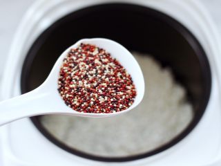 4、三色藜麦青菜饭团,加入免泡免洗的三色藜麦。