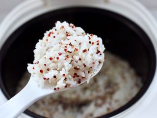 6、三色藜麦青菜饭团,启动电饭煲蒸饭模式，蒸好的米饭晶莹剔透，香味扑鼻。