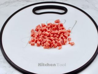 7、三色藜麦青菜饭团,火腿去外皮后，用刀切成小丁。