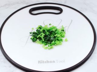 8、三色藜麦青菜饭团,油菜摘洗干净后，焯水捞出沥干水分，用刀切碎。