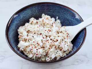 9、三色藜麦青菜饭团,把蒸熟的米饭打散放入碗里放凉，吃多少盛多少。