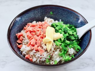 11、三色藜麦青菜饭团,再加入沙拉酱和寿司醋。