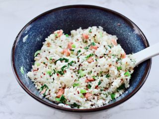 12、三色藜麦青菜饭团,把所有的食材混合搅拌均匀。