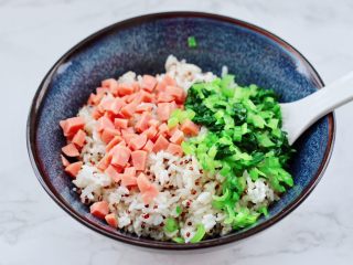 10、三色藜麦青菜饭团,上面加入火腿丁和油菜碎。