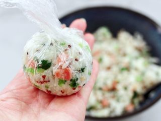 14、三色藜麦青菜饭团,借助保鲜膜把饭团弄成圆球形状，也可以做其它的形状，这个随个人喜好。