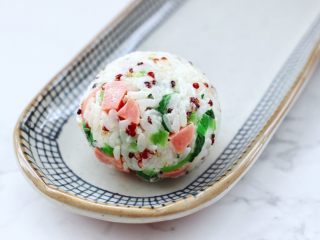 15、三色藜麦青菜饭团,营养丰富又好吃的三色藜麦青菜饭团就做好了。