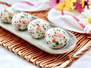 16、三色藜麦青菜饭团,依次做完所有的饭团，好吃又好看，关键是营养丰富哟，我这个饭团，一个是80克。