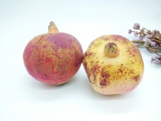 1、鲜榨石榴汁,挑选石榴，如果发现表皮有黑斑的应该不是很新鲜，买石榴，要挑选表皮光滑，色泽度较好的，当然一点点的黑斑不影响的。 看皮是否饱满，皮肉紧绷的是新鲜的石榴，比较松弛的就不是很新鲜。