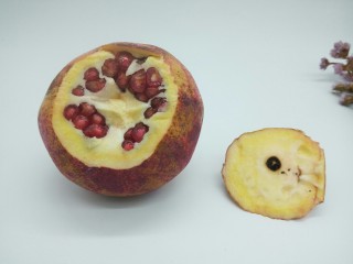 2、鲜榨石榴汁,洗净的石榴切去上半部分，