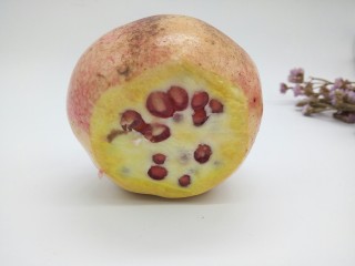 3、鲜榨石榴汁,切石榴下半部分