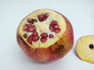 4、鲜榨石榴汁,用小刀沿凸起的地方从上到下划一刀，深度只划破。果皮最理想，有几道凸起就划几刀，