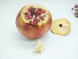 5、鲜榨石榴汁,把石榴中间的芯给去掉