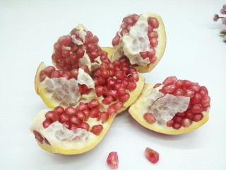 6、鲜榨石榴汁,这样剥，非常方便