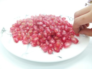 7、鲜榨石榴汁,一会一个就剥好了，小手来偷吃了，