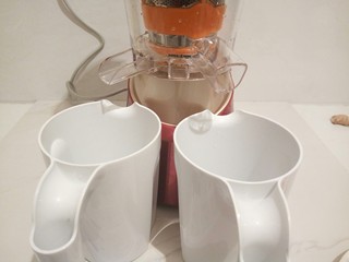 8、鲜榨石榴汁,原汁机按照完毕，