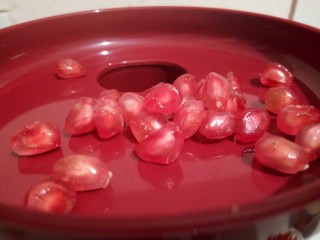 9、鲜榨石榴汁,开机，放上石榴