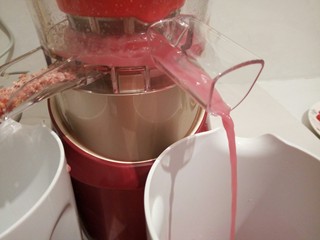 10、鲜榨石榴汁,一边出渣，一边出石榴果汁，颜色不错吧