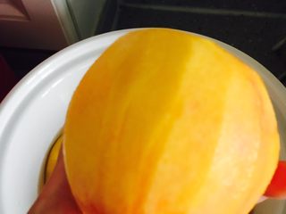 1、黄桃罐头,黄桃洗净去皮