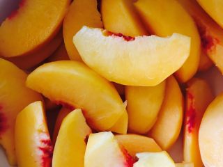 2、黄桃罐头,切均等块