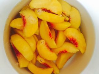 3、黄桃罐头,焖炖锅放入水、黄桃、冰糖自动挡