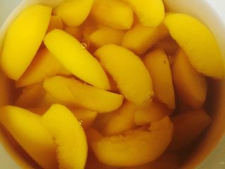 4、黄桃罐头,随时观察，试一下甜度