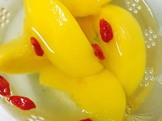 5、黄桃罐头,煮至黄桃软了就可以了，放凉盛出放入几粒枸杞