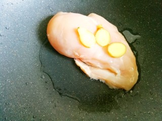 2、酸辣爽口的凉拌鸡丝,两勺料酒。