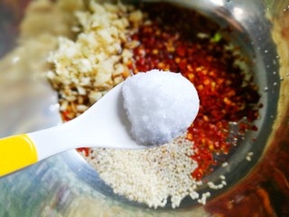 10、酸辣爽口的凉拌鸡丝,1勺盐。