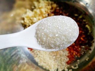 11、酸辣爽口的凉拌鸡丝,1勺白糖。