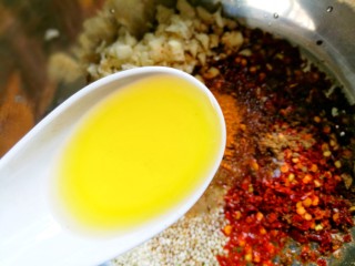 13、酸辣爽口的凉拌鸡丝,1勺香油。