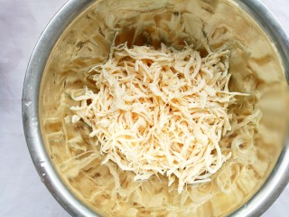 15、酸辣爽口的凉拌鸡丝,鸡丝放入大盆中。