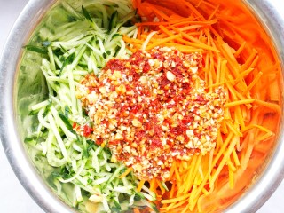 17、酸辣爽口的凉拌鸡丝,加入调好的料汁。